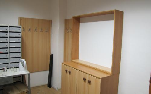 Dvě skříňky, vitrina a dvě věšákové stěny