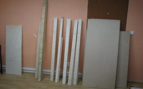 Materiál na stavbu kolejiště srovnaný ještě v malé místnosti  - 03/2008