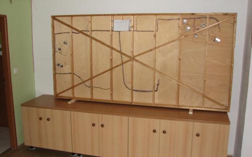 Nově vyrobené skříňky a kolejiště v průchozí místnosti - 04/2008