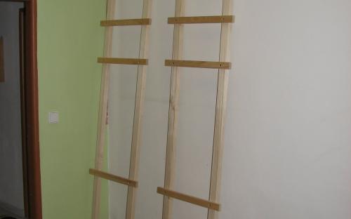 Připravené stojiny polic opřené o zeď
