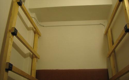 Stojiny polic postavené na místě v komoře 