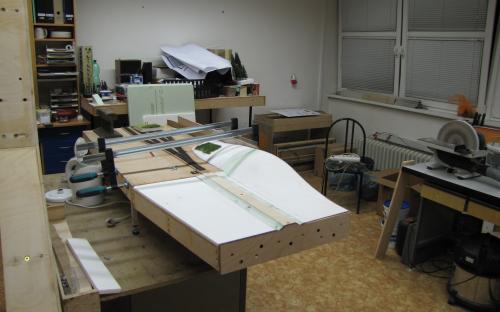 Přilepení sololitu na okraj kolejiště stanice Ledeč