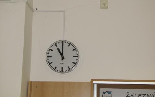Hodiny modelového času v průchozí místnosti