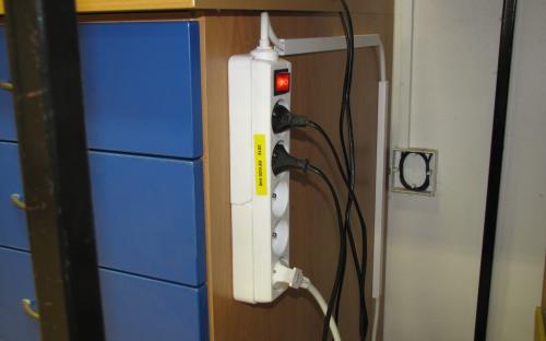Zásuvka na audio signál  v pracovně KŽM - vzadu na stěně pod kolejištěm