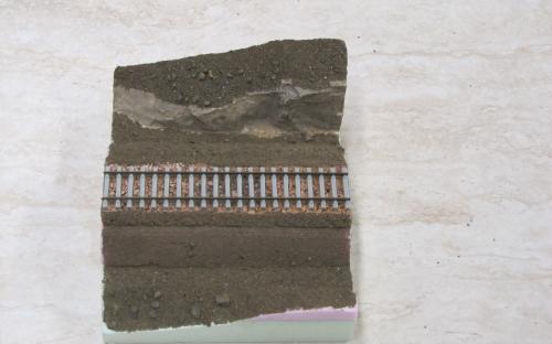 Diorama - posyp hlínou před elektrostatickým zatravněním
