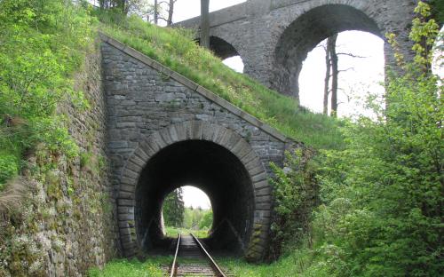 Detailní pohled na neuvěřitelnou kompozici tunelu a hradního mostu - 2008