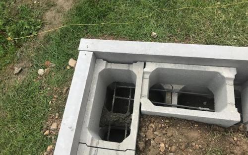 Základy jsou až do hloubky 1 m, pak je vrstva betonu a na ní tyto tvárnice.