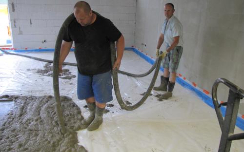 Na izolaci z polystyrenu je pomocí čerpadla lita betonová podlaha.