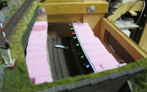 Pohled svrchu na lepení ostění do tunelu