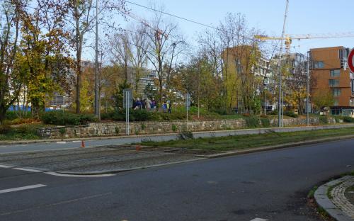 Stojíme vedle ulice Sokolovská na náspu bývalé trati z Těšnova do Libně