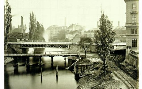 Koleje nádraží kdysi vedly přes mlýnské rameno Vltavy - (Literatura 1)