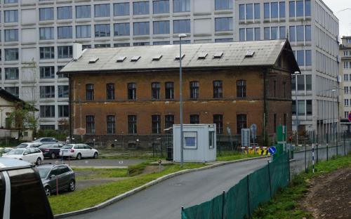 Současný snímek nádražní budovy nákladového nádraží v Karlíně
