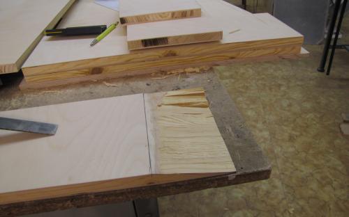 Některé dřevěné nosníky bylo nutné šikmo opracovat dlátem a zabrousit.
