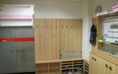 04/2021 - Nové rozšíření věšákové stěny a botníků (vlevo)
