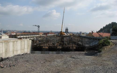 Stavba estakády z hlavního nádraží k vrchu Vítkovu - foto autor - 2007