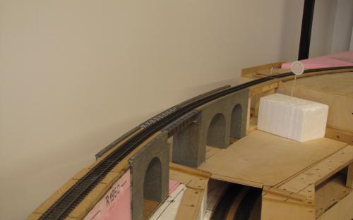 Přilepený model mostu v Ledči přes pivovarské údolí pod hradem