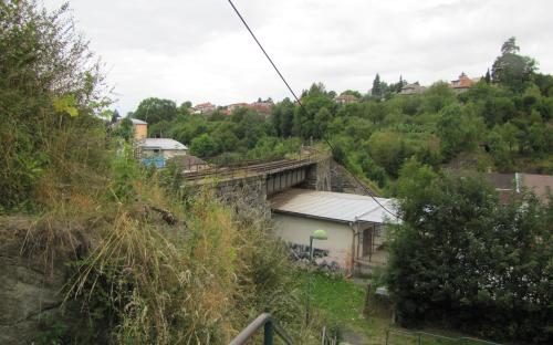 Celkový záběr železničního mostu z mírného nadhledu