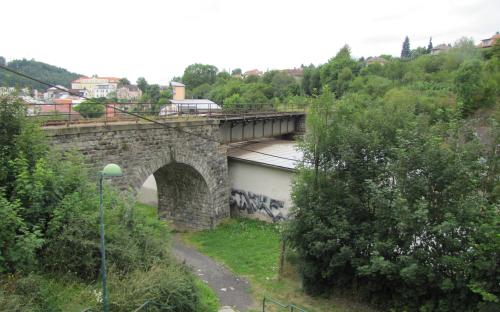 Celkový záběr železničního mostu z mírného nadhledu