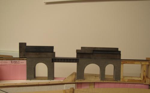 Lepení vybarveného modelu mostu na jeho místo v kolejišti