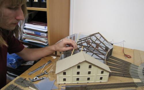11/2024 - Model rotundy ve Světlé dostává pomalu konstrukci krovu