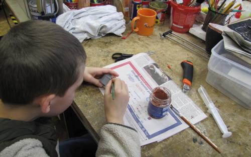 Nátěr střechy domku ze stavebnice - kroužek pro nejmenší (Niky H. -  9 let)