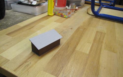 Stavba dřevěného skladiště - střecha už je hotová  (Šimon M. - 14 let)