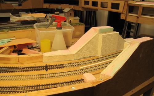 Pracujeme na stavbě opěrných zdí kolem silničního nadjezdu u Brodu. 