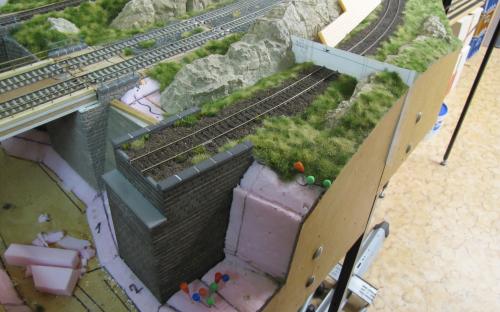 V okolí mostů probíhá zatravňování krajiny.