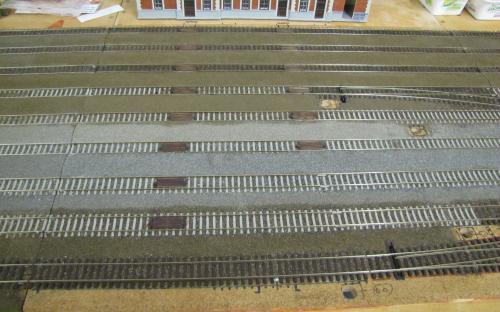 Sypaná nástupiště před staniční budovou ve Světlé jsou již hotová.