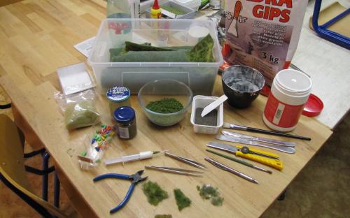 Ke stavbě skal a zdiva a k zatravňování krajiny je potřeba hodně nářadí.