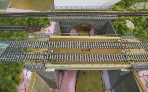 Dvoukolejný most se spájeným zábradlím  